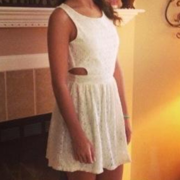 Lace Cream Colored Cut-out Dress - Picture 5 of 5